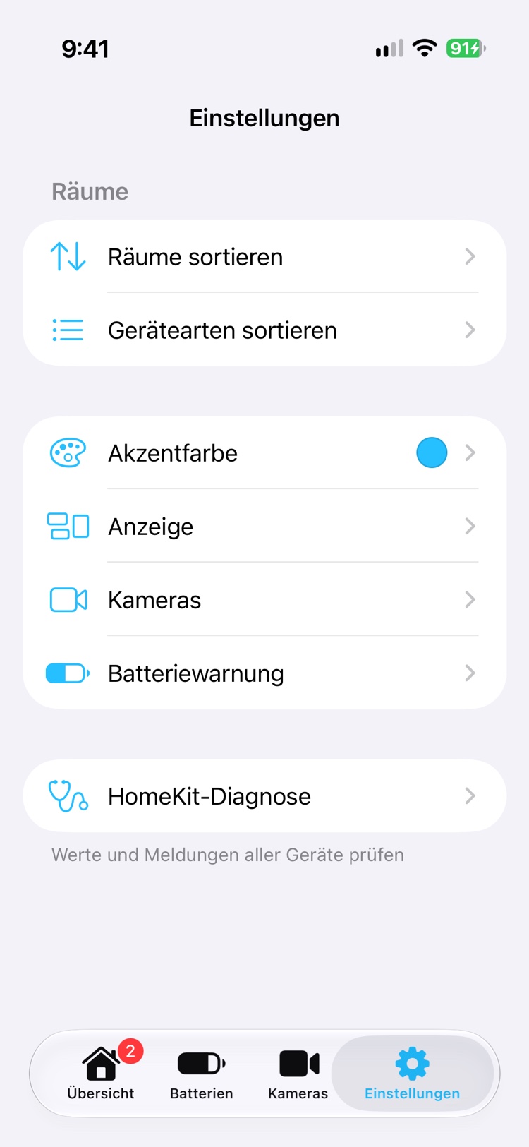 Der Tab Einstellungen. Eine Liste mit Räume sortieren, Gerätearten sortieren, Akzentfarbe, Anzeige, Kameras und Batteriewarnung, darunter die HomeKit-Diagnose.