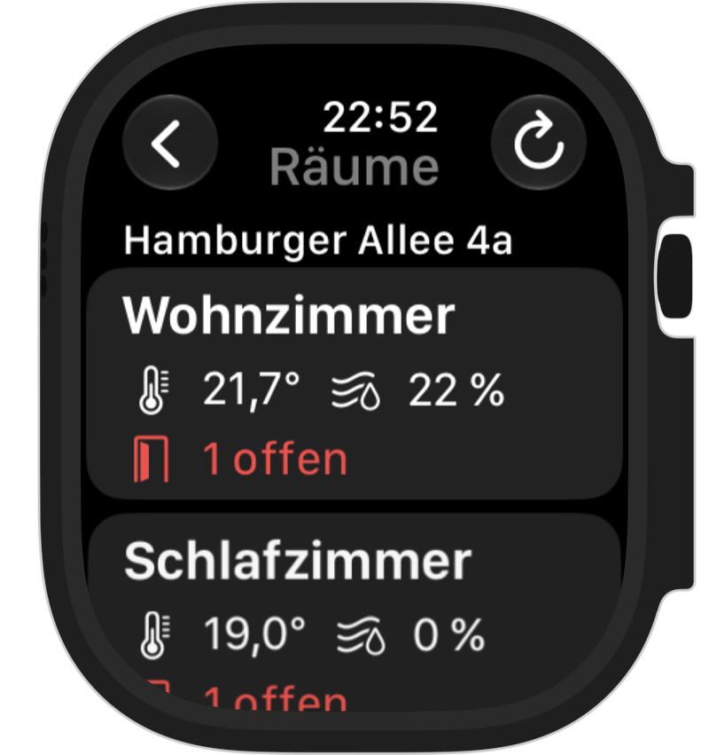 Der Bildschirm Räume auf der Apple Watch. Das Wohnzimmer zeigt 21,7 Grad, 22 Prozent Luftfeuchtigkeit und einen offenen Kontakt in Rot; das Schlafzimmer zeigt 19,0 Grad.